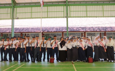 Disiplin dan Prestasi Berpadu dalam Upacara Bendera MTs Negeri 2 Tegal