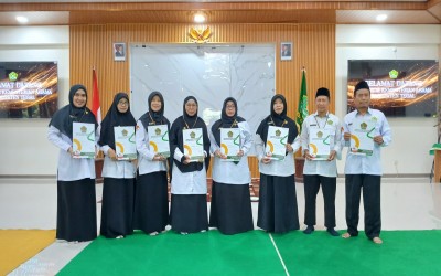 Kepala MTs Negeri 2 Tegal Bersama Tujuh Guru Terima Kenaikan Pangkat