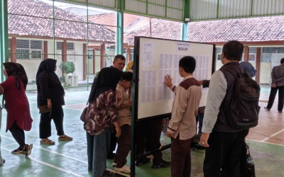 Pengumuman PMBM MTs Negeri 2 Tegal, Orang Tua dan Calon Murid Padati Lapangan Indoor Madrasah