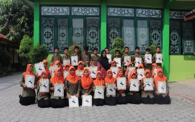 Totebag dan Map Hijau Mengemas Kenangan Kelulusan Kelas IX MTs Negeri 2 Tegal
